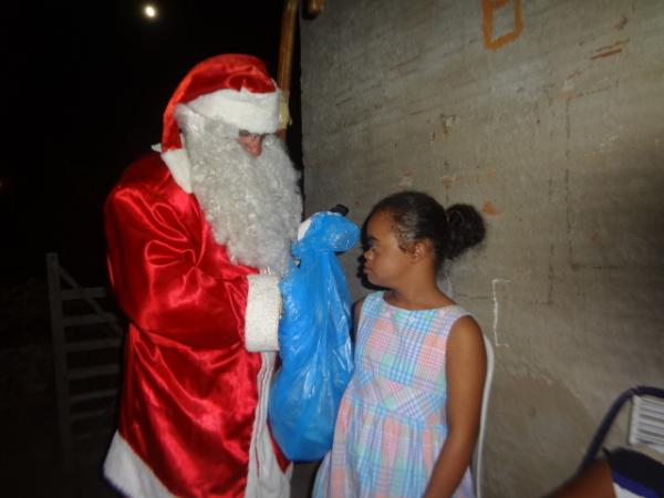 Papai Noel entregou presentes às crianças da localidade Papa Pombo.(Imagem:FlorianoNews)