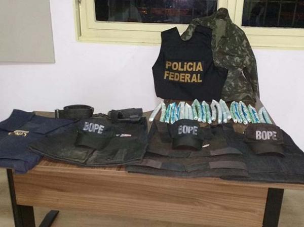 Coletes balísticos e bananas de dinamite apreendidas na operação da PF.(Imagem:Polícia Federal)