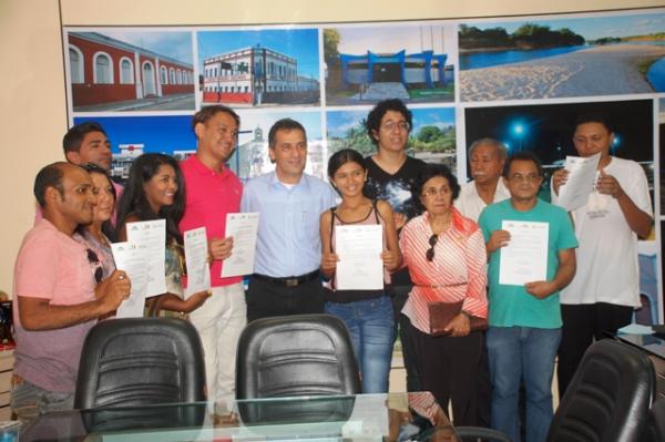 Prefeito entrega certificados aos grupos contemplados pela Lei Professor Moreira.(Imagem:Waldemir Miranda)