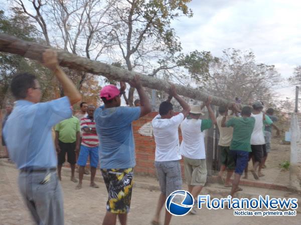 Levantamento do Mastro dá inicio aos festejos de Bom Jesus da Lapa na localidade Tabuleiro do Mato.(Imagem:FlorianoNews)