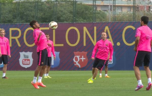 Neymar domina bola em treino do Barcelona nesta manhã.(Imagem:Cassio Barco)