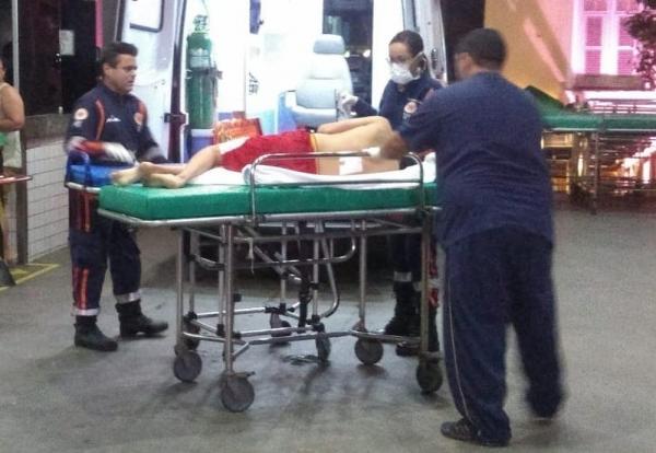 Dois jovens baleados foram transferidos em uma ambulância do Samu para o IJF(Imagem:Arquivo pessoal)