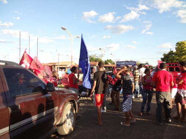 Coligação Força do Povo realizou concentração na Praça Santo Antônio.(Imagem:FlorianoNews)