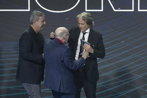 Jorge Jesus recebe prêmio das mãos de Zagallo.(Imagem:Lucas Figueiredo/CBF)