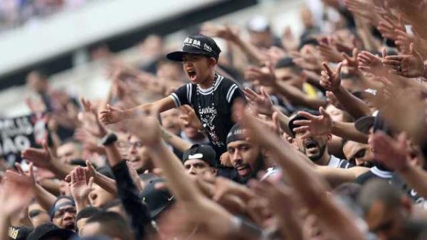 A equipe alvinegra venceu por 1 a 0, no Itaquerão, gol de Mateus Vital, e foi a 43 pontos na tabela de classificação.(Imagem:Stringer/Reuters)