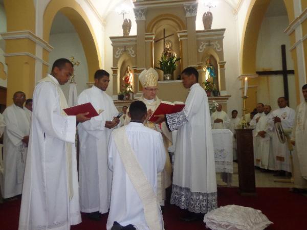 Diácono Clenis Guedes recebeu o sacramento da Ordem em Floriano.(Imagem:FlorianoNews)