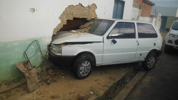 Motorista perde controle de automóvel e colide frontalmente com muro(Imagem:FloriaoNews)