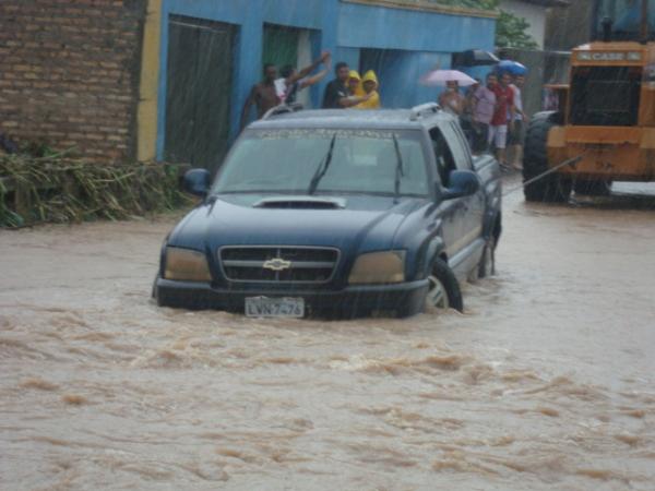 Carro sendo guinchado(Imagem:Redação)