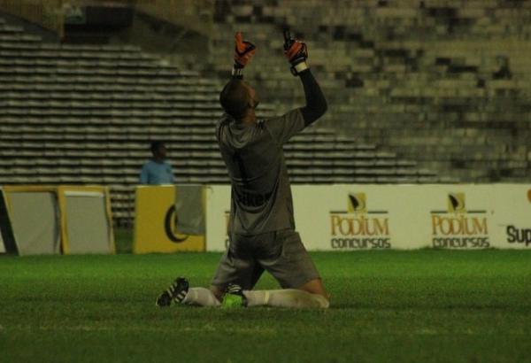 Lucas agradece gol da virada do Piauí que colocou time na liderança do returno.(Imagem:Dfran Veras)