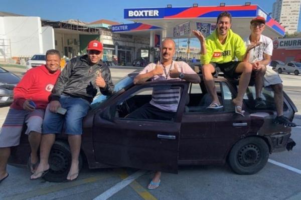 Carlinhos Maia dá carro de presente para desconhecido no meio da estrada.(Imagem:Instagram)