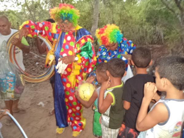 Palhaço Carrapeta distribui presentes e alegria na zona rural de Floriano.(Imagem:FlorianoNews)