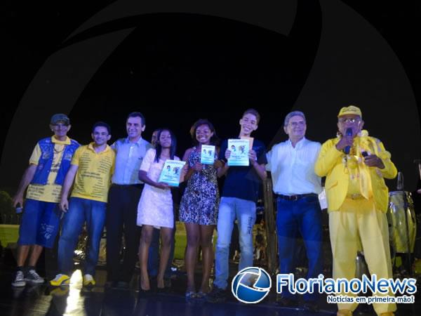 Michelle da Costa Silva, Raissa Feitosa Andrade e Felipe de Sousa recebendo a premiação.(Imagem:FlorianoNews)