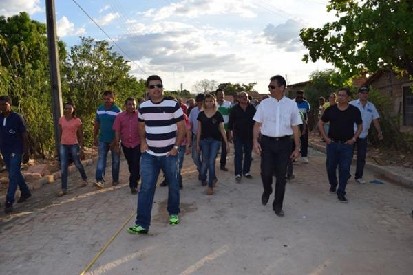Prefeito Gilberto Júnior entrega obras de pavimentação em 5 bairros.(Imagem:Waldemir Miranda)
