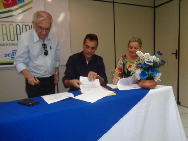 Prefeito de Floriano assina termo de cooperação com o SEBRAE.(Imagem:FlorianoNews)
