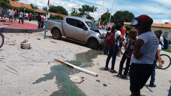 Carro desgovernado invade praça e destrói monumento da cruz em Barão de Grajaú.(Imagem:Divulgação)