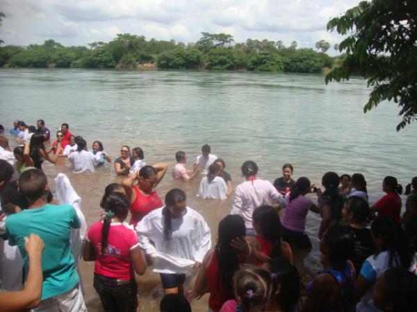 Realizado batismo coletivo em Floriano.(Imagem: FlorianoNews)