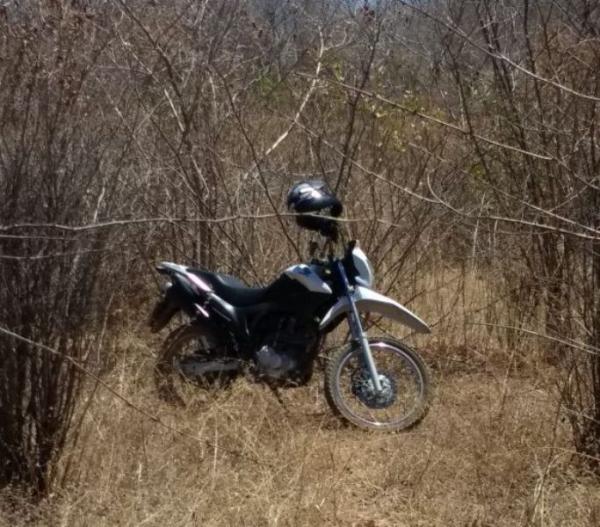 Moto roubada é encontrada em matagal no bairro Riacho Fundo.(Imagem:Divulgação/PM)