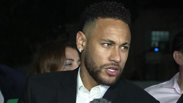 Neymar fala após prestar depoimento na delegacia da mulher em São Paulo.(Imagem:GloboNews/Reprodução)