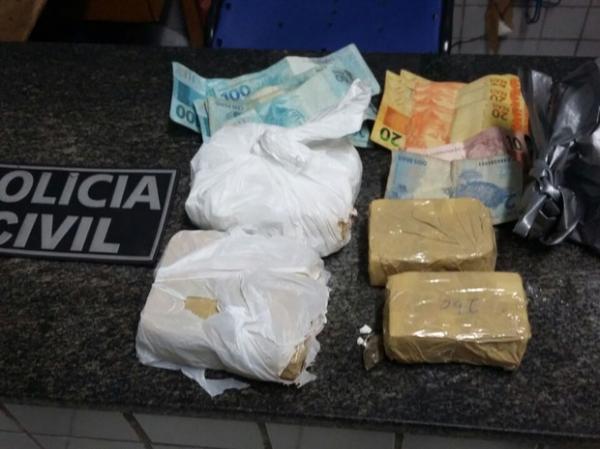 Droga e dinheiro foram apreendidos com os cinco presos.políci(Imagem:Divulgação/Polícia Civil)