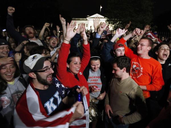 Em frente à Casa Branca, em Washington, multidão comemora o anúncio da morte de Osama bin Laden. (Imagem:AP)