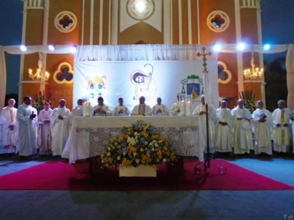 Multidão acompanha posse de Dom Edivalter como novo Bispo da Diocese de Floriano.(Imagem:FlorianoNews)