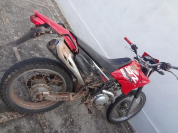 PM encontra moto abandonada no bairro Terra Preta.(Imagem:FlorianoNews)