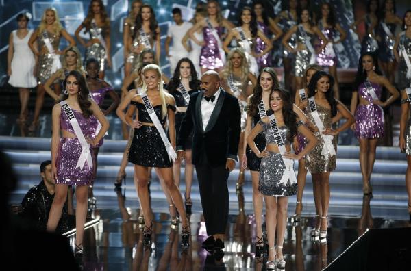 O apresentador do Miss Universo 2017, Steve Harvey, cercado pelas competidoras, em Las Vegas.(Imagem:AP Photo/John Locher)