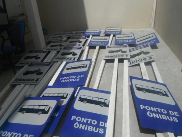 Paradas de ônibus de Floriano ganham placas de sinalização.(Imagem:FlorianoNews)