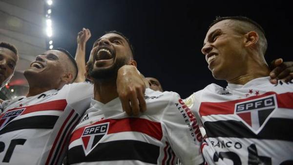 Jogadores do São Paulo comemoram vitória sobre o Fluminense.(Imagem:André Durão)