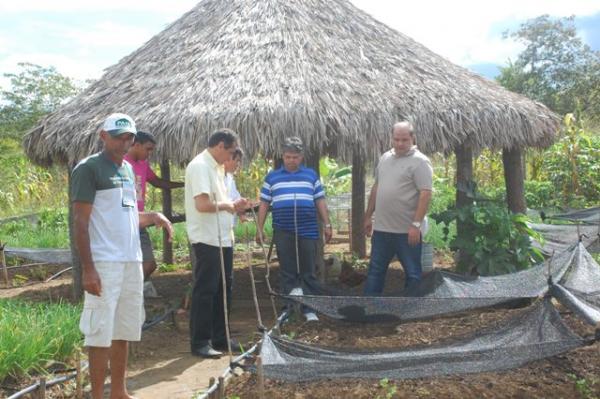 Prefeito de Floriano visita famílias beneficiadas pelo Projeto PAIS no povoado Alegre.(Imagem:Secom)