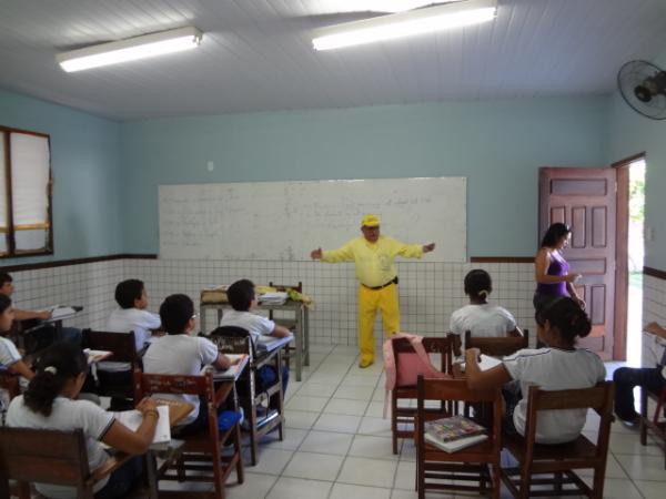 Repórter Amarelinho convida alunos para Festival Estudantil. (Imagem:FlorianoNews)