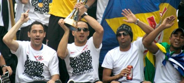 Chicão, Alessandro, Emerson Sheik e Jorge Henrique na comemoração do Corinthians.(Imagem:Ag. Estado)