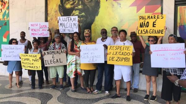 Integrantes do movimento negro Grito Forte dos Palmares fazem ato em frente à Fundação Cultural Palmares, em Brasília, contra nomeação de Sérgio Nascimento de Camargo para a presid(Imagem:Luiza Garonce / G1)