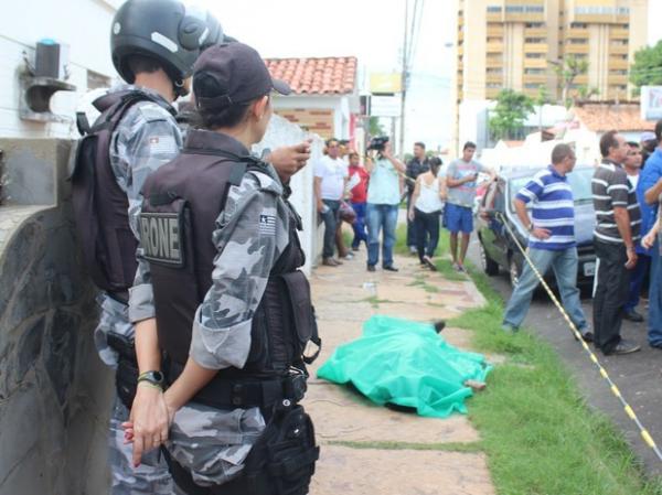 Vítima ainda tentou escapar, mas foi atingida e morreu.(Imagem:Ellyo Teixeira/G1)