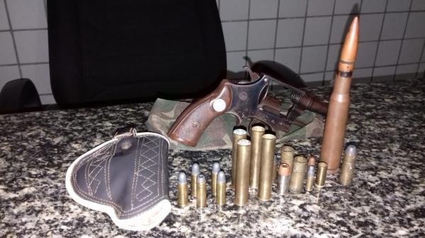 Arma e munições de vários calibres(Imagem:Divulgação/PM-PI)