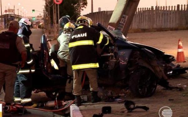 Carro bate contra poste e deixa feridos em Teresina.(Imagem:Reprodução)