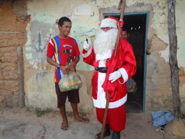 Papai Noel entrega brinquedos e cestas básicas em Floriano. (Imagem:FlorianoNews)