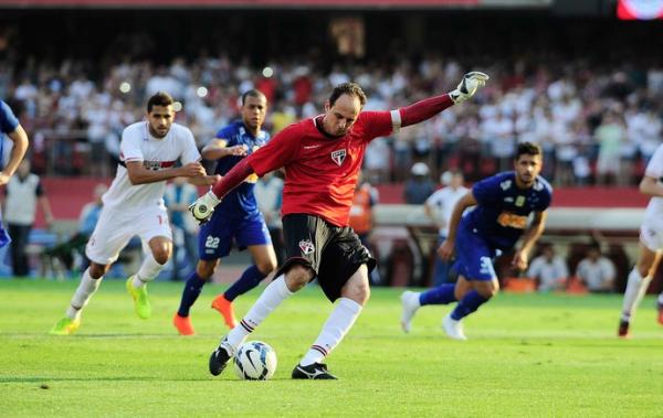 Rogério Ceni bate pênalti, faz, e chega a marca de 120 gols na carreira.(Imagem:Marcos Ribolli)