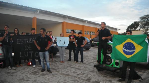 Alunos fazem protesto para cobrar melhorias na UFPI de Floriano.(Imagem:FlorianoNews)