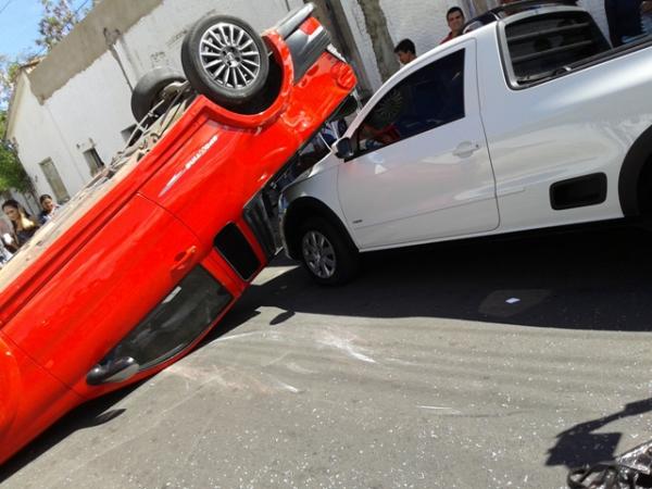 Carro capota após colidir com carreta no Centro de Floriano.(Imagem:FlorianoNews)