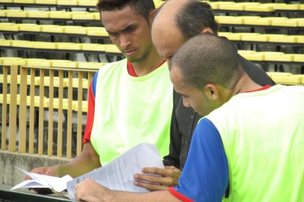 Para não perder tempo com transferência, o jogador assinou o contrato com o time durante o treino Enxuga Rato.(Imagem: Emanuele Madeira/GloboEsporte.com)