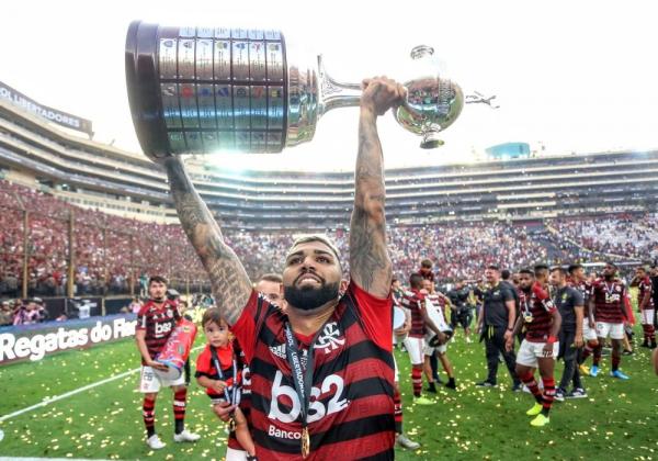 Gabigol ergue a taça da Libertadores pelo Flamengo.(Imagem:Reprodução)