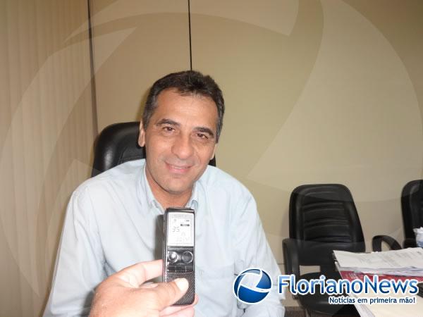 Prefeito Gilberto Júnior recebeu em seu gabinete florianense defensor dos Royalties.(Imagem:FlorianoNews)