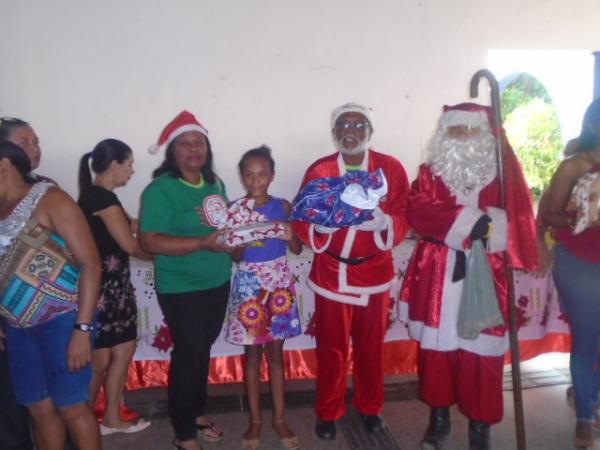 Papai Noel dos Correios visita escolas de Floriano para entregar presentes.(Imagem:FlorianoNews)