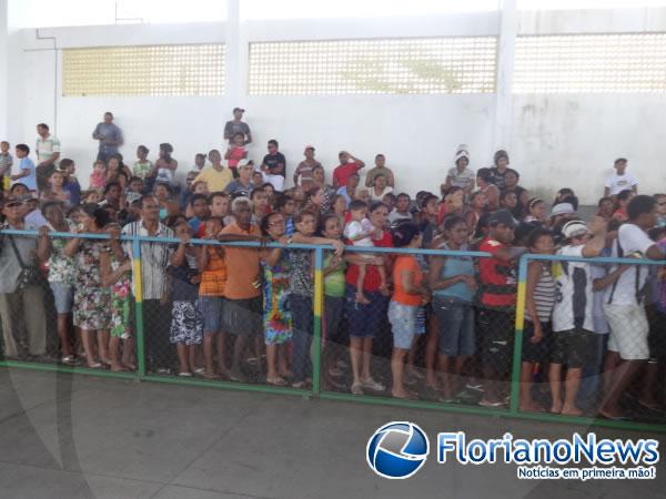 Prefeitura de Floriano distribuiu cestas básicas para famílias carentes do município.(Imagem:FlorianoNews)