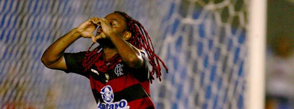 Vagner Love comemora um dos 23 gols que fez pelo Fla em 2010. (Imagem: Agência Estado)