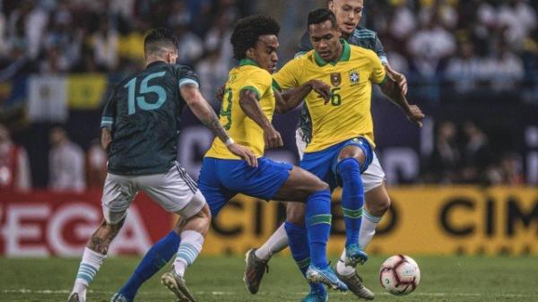 Willian (E) e Alex Sandro tentam sair da marcação dos jogadores da Argentina.(Imagem:Pedro Martins / MowaPress)