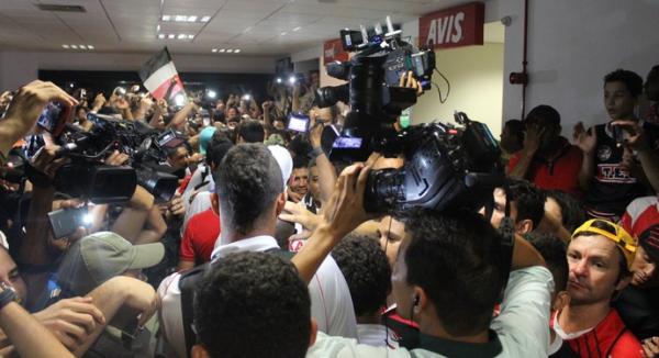 Envolvidos, jogadores foram recepcionado por uma grande festa.(Imagem: Emanuele Madeira)