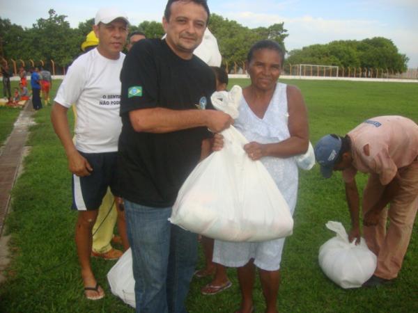 Entrega de Cestas - Jogo Beneficente do Amarelinho(Imagem:redaçao)