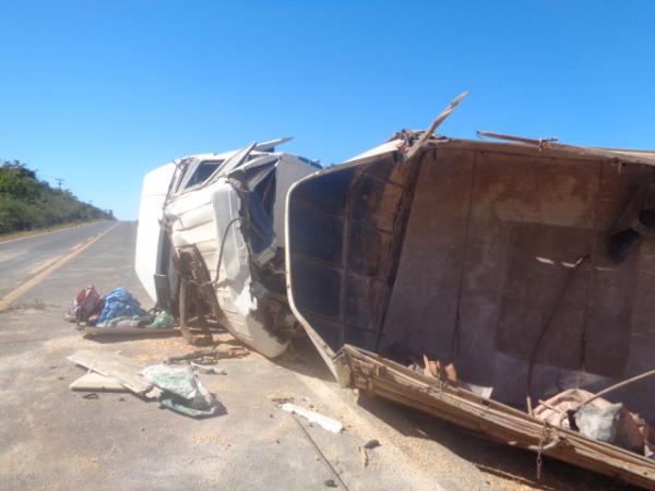 Carreta carregada de milho tomba na BR 230, em Barão de Grajaú.(Imagem:FlorianoNews)